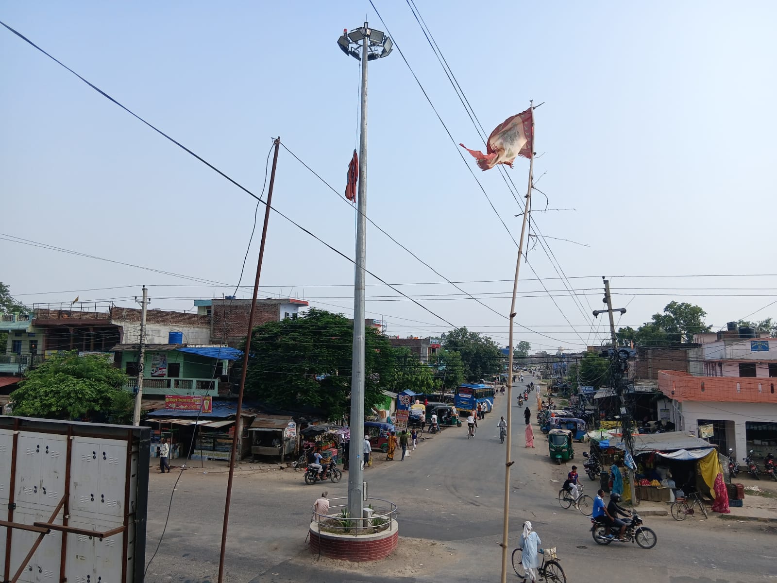 पकडी चोकको हाइमास्ट पोलमा च्यातिएको राष्ट्रिय झण्डा, एक महिनादेखि बेवास्ता