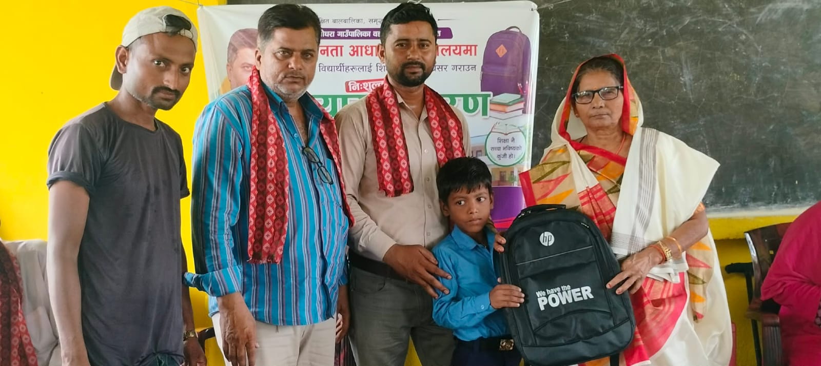 मुडिलामा विद्यार्थीलाई निःशुल्क विद्यालय ब्याग पूर्व शिक्षकलाई सम्मान
