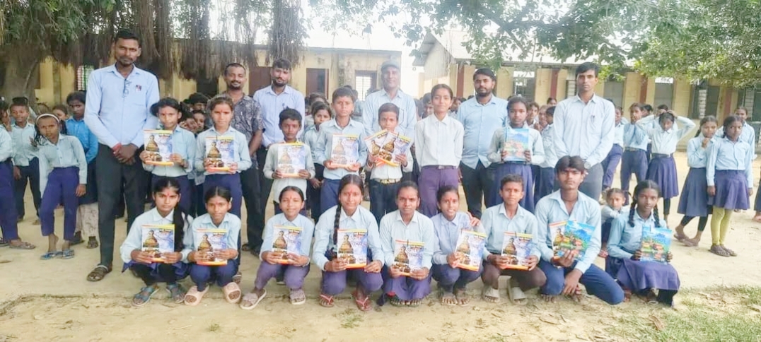 हाजिरी जवाफ प्रतियोगिताका विजेता विद्यार्थीलाई समाजसेवी यादवद्वारा पुरस्कार वितरण